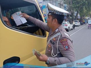 Polres Langkat Gelar Razia Ops Keselamatan Toba 2025 di Jalan Jendral Arifin